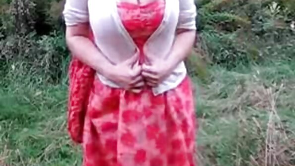 Solovideo av rysk tjej som onanerar fitta med lila leksak