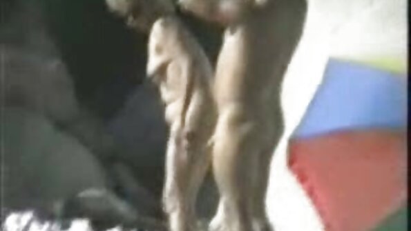 Två smutsiga brudar knullas brutalt i rumpan
