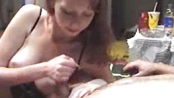 Två tjejer går med i en analbyrå och dess ägare testar sina rövhål